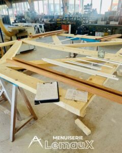 une porte coulissante en fabrication