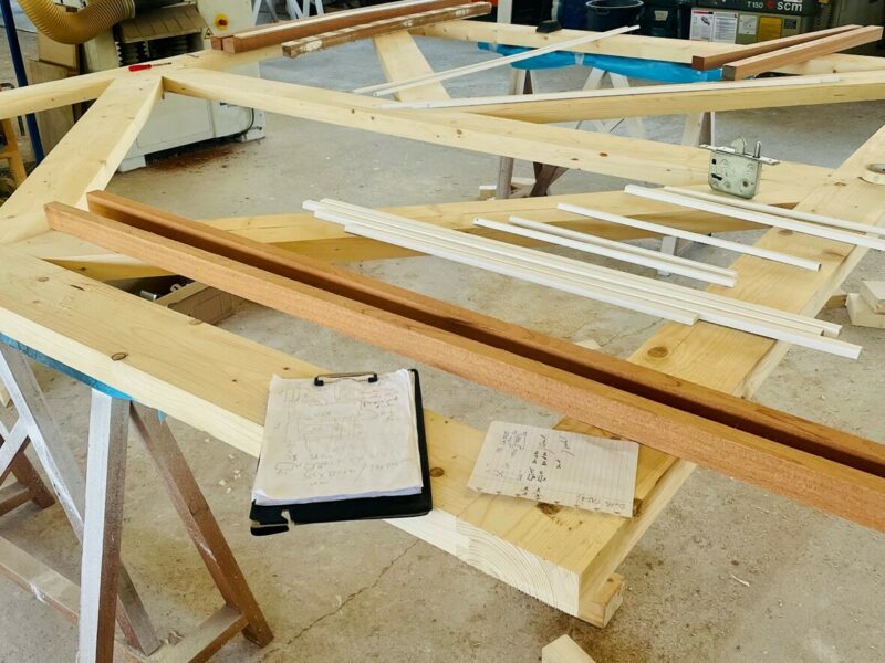 Une porte coulissante en fabrication